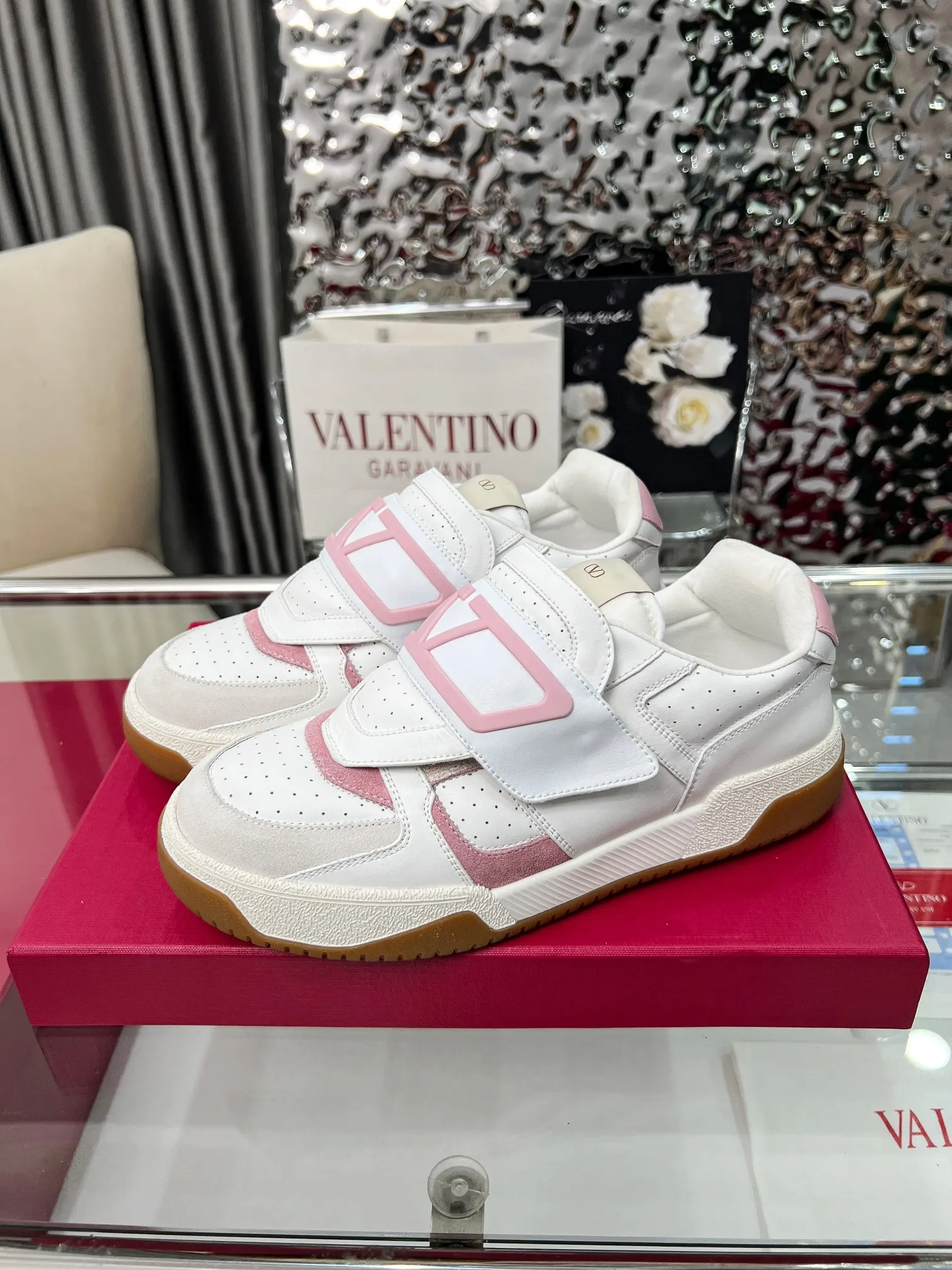 [Valentino] P: 680💰 Couple style, size: women 35-40▪️men 39-44 (customized at 45.46) Valentino 𝑶𝒏𝒆𝑺𝒕𝒖𝒅 Couple sports bread shoe series Valentino 2025 new couple sports shoes are on sale. The original ZP purchase and disassembly. Repeated pattern making and modification. 1:1 restoration! Top luxury masterpiece Velcro design Soft and comfortable imported calfskin brings excellent and elegant texture and excellent foot comfort Top purchasing version upper: imported calfskin surface/original oil edge craftsmanship Lining: water-dyed sheepskin lining Outsole: original development 𝐓𝐏𝐔 two-color combination outsole Packaging: original configuration complete package